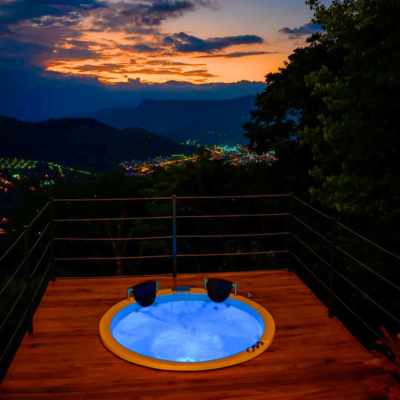 Atardecer mágico en glamping San Gil vía mogotes
