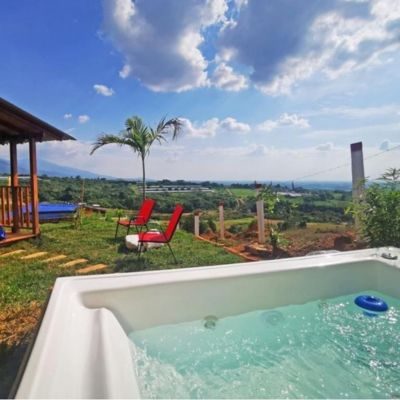 Cabaña para pareja cerca a Cali con Jacuzzi al aire libre en Cali