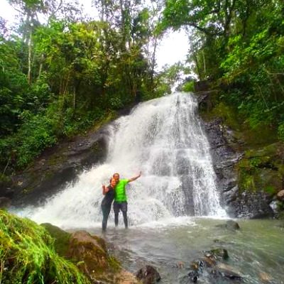 Desconexión en glamping con cascada