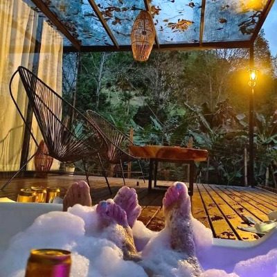 Despertar en habitación luxury de vidrio con jacuzzi