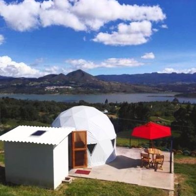 glamping económico Cundinamarca con vista al lago y fogata